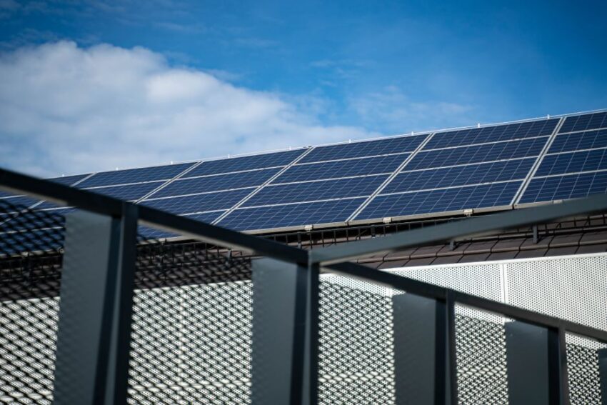 Een zonnig dak met zonnepanelen en een energierekening, symboliserend saldering voor huiseigenaren.