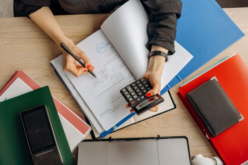 Een team bespreekt financiële gegevens en strategieën voor transparantie binnen een bedrijf.